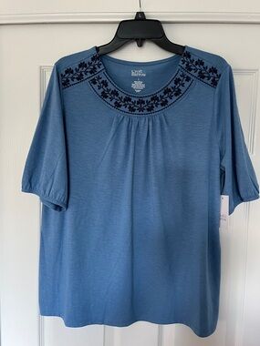 Elegant Embroidered Feminine Blouse NWT